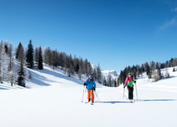 Thumbnail http://Zwei%20Skitourengeher%20und%20Skitourengeherin%20haben%20Freue%20am%20Sport%20und%20der%20Bewegung%20in%20der%20Winternatur