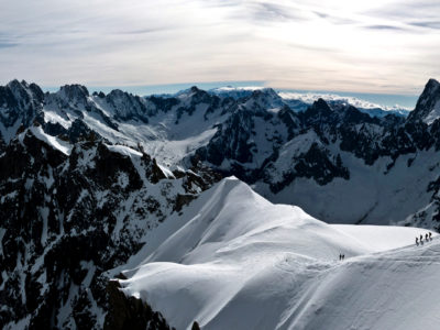 Bergsteigen steigen von der Aiguille de Midi ab.