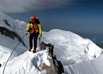 Thumbnail http://Bergsteiger%20am%20Mont%20Blanc%20mit%20Gletscherflächen%20ausgesetzt%20am%20Grat.