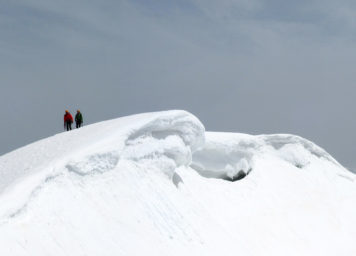 Thumbnail http://Bergsteiger%20auf%20Schneegrat%20und%20Himmel