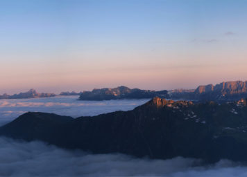 Thumbnail http://Sonnenaufgang%20in%20Chamonix%20mit%20Bergketter%20gegenüber%20des%20Mont%20Blancs.