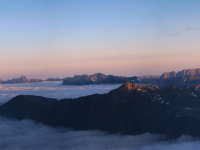 Sonnenaufgang in Chamonix mit Bergketter gegenüber des Mont Blancs.