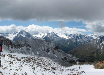 Thumbnail http://Bergsteiger%20in%20Schneefeld%20im%20Blockgelände