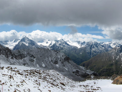 Bergsteiger in Schneefeld im Blockgelände
