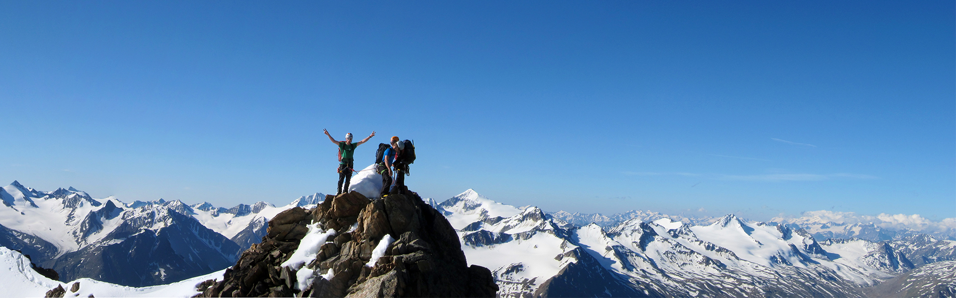 Drei Bergsteiger auf Gipfel