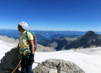 Thumbnail http://Bergsteigerin%20über%20dem%20Hallstättergletscher%20und%20Krippenstein