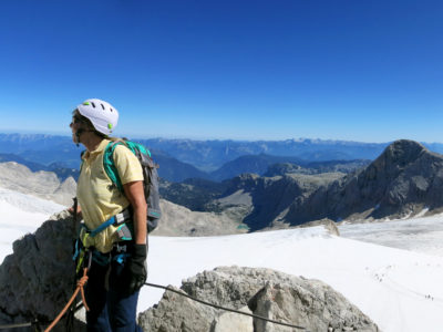 Bergsteigerin über dem Hallstättergletscher und Krippenstein