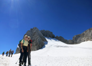 Thumbnail http://Bergsteigerinnen%20vor%20dem%20Dachstein%20am%20Hallstättergletscher%20mit%20Blick%20auf%20Schultersteig%20und%20Randkluftsteig