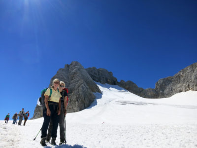 Bergsteigerinnen vor dem Dachstein am Hallstättergletscher mit Blick auf Schultersteig und Randkluftsteig