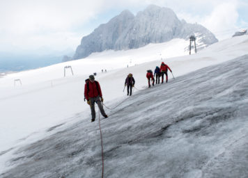 Thumbnail http://Hochtourenkurs%20gehen%20mit%20Steigeisen%20am%20blanken%20Eis