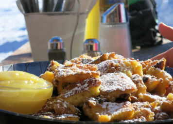 Thumbnail http://Kaiserschmarrn%20und%20Hüttenessen%20mit%20Apfelmus%20und%20Staubzucker