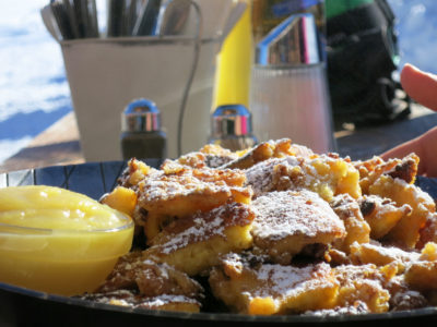 Kaiserschmarrn und Hüttenessen mit Apfelmus und Staubzucker