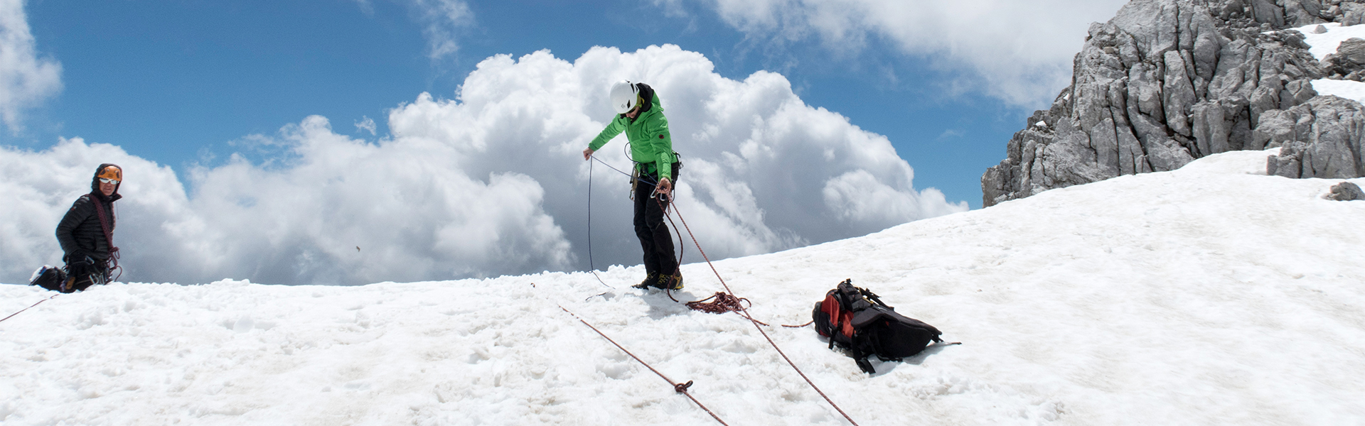 Spaltenbergung Bergsteiger am Spaltenrand mit Seiltechnik und Knoten