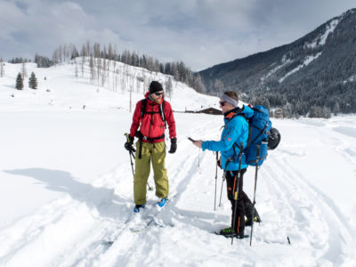 LVS-Check und Piepskontrolle vor dem Skitourenkurs von zwei Skitourengeher