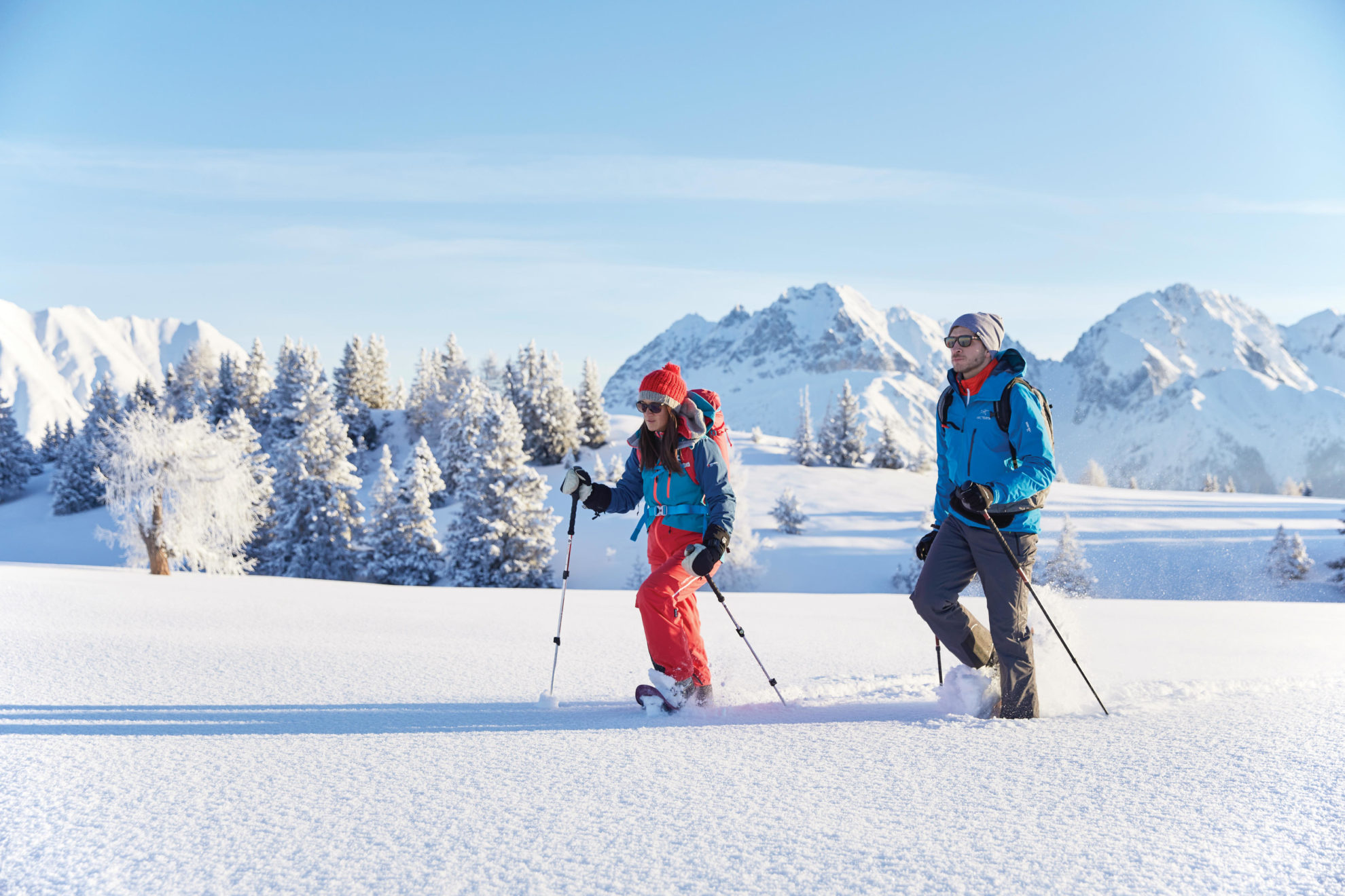 Schneeschuhgeher im Pulverschnee stapfen im Abendlicht