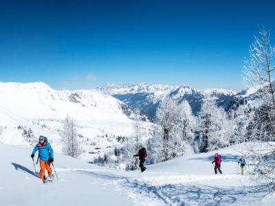 Skitourengeher in Winterlandschaft am Obertauern mit Spirzinger im Hintergrund