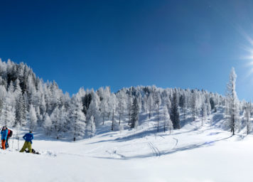 Thumbnail http://Auffellen%20und%20Paus%20in%20Waldlichtung%20bei%20Skitour%20mit%20strahlendem%20Sonnenschein%20und%20traum%20Pulverschnee