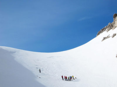 Gruppe Bergsteiger übt im Dirndlkolk