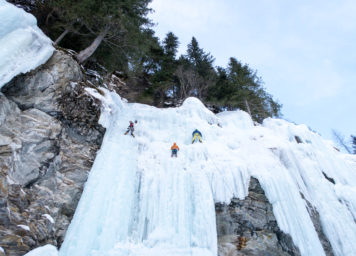 Thumbnail http://Eiskletterer%20lernen%20im%20Toprope%20gesichert%20das%20Eisklettern%20.