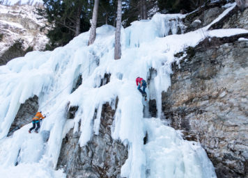 Thumbnail http://Zwei%20Eiskletterer%20klettern%20einen%20gefrorenen%20Eisfall%20empor.