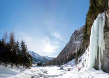 Thumbnail http://Eiskletterer%20klettern%20im%20Eiskletterpark%20Osttirol.