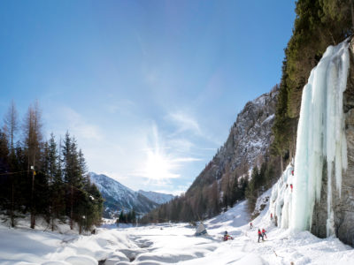 Eiskletterer klettern im Eiskletterpark Osttirol.