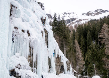 Thumbnail http://Eisvorhang%20und%20Eissäulen%20klettern%20im%20Eisklettergarten%20linker%20Bereich.