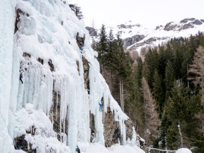 Eisvorhang und Eissäulen klettern im Eisklettergarten linker Bereich.