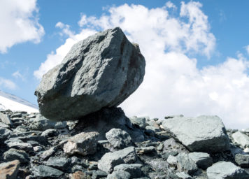 Thumbnail http://Riesen%20Felsblock%20liegt%20als%20Gletschertisch%20am%20Gletscher.