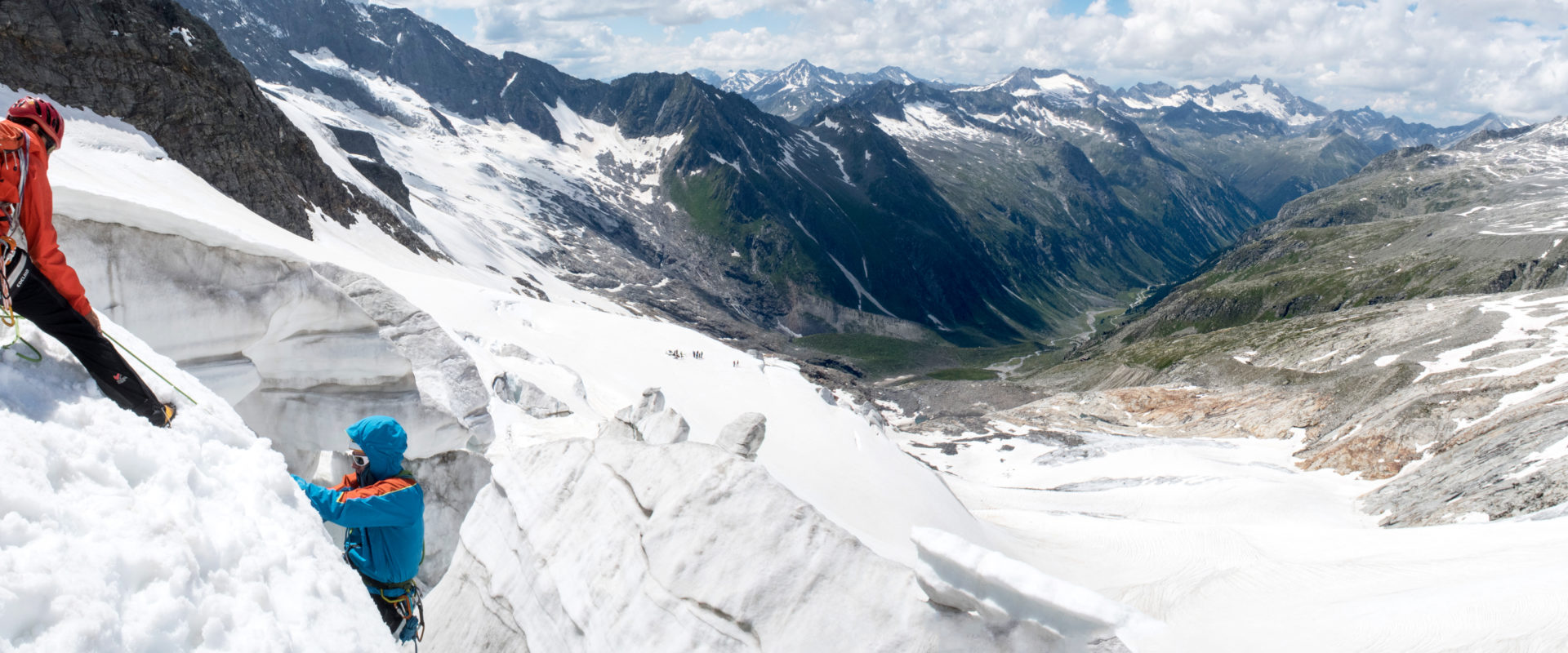 Bergsteiger rettet Kamerade aus einer Gletscherspalte mit der losen Rolle.