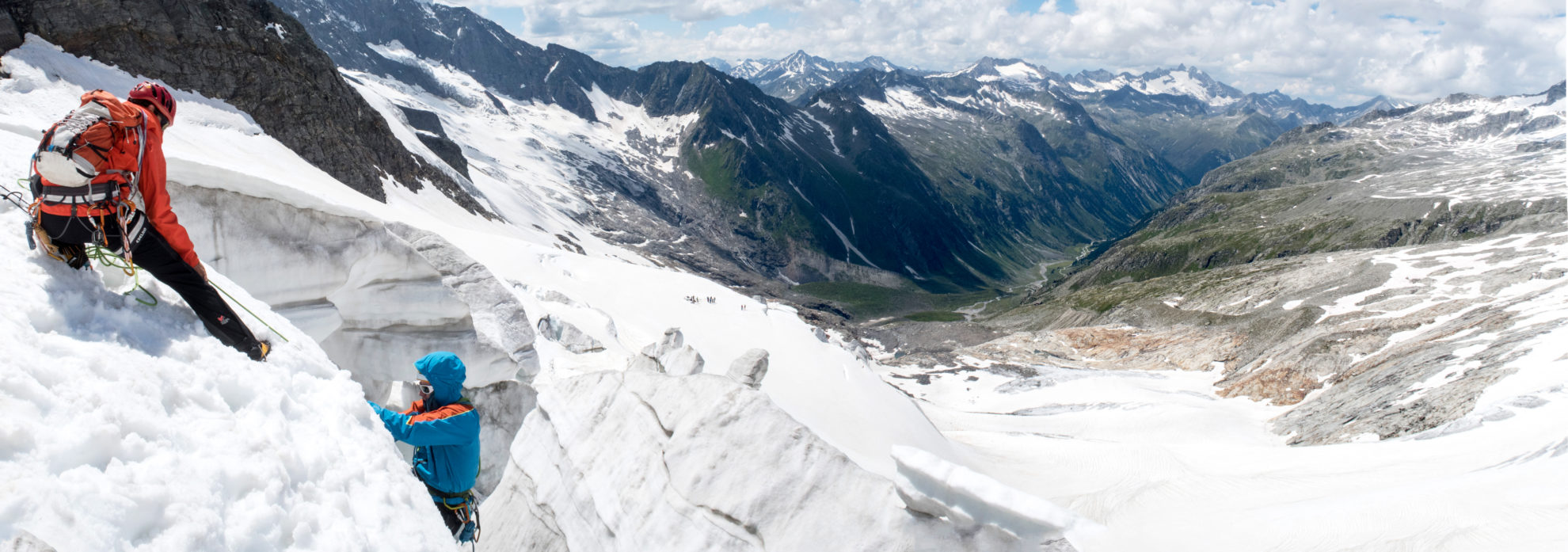 Bergsteiger rettet Kamerade aus einer Gletscherspalte mit der losen Rolle.