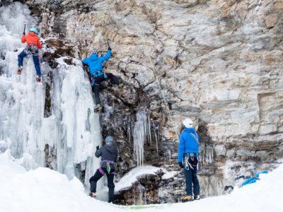 Mixedklettern und Drytooling mit dem Eisgerät.