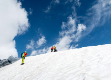 Thumbnail http://Person%20wird%20an%20einem%20Firnanker%20eine%20Firnflanke%20abgelassen%20und%20gesichert.