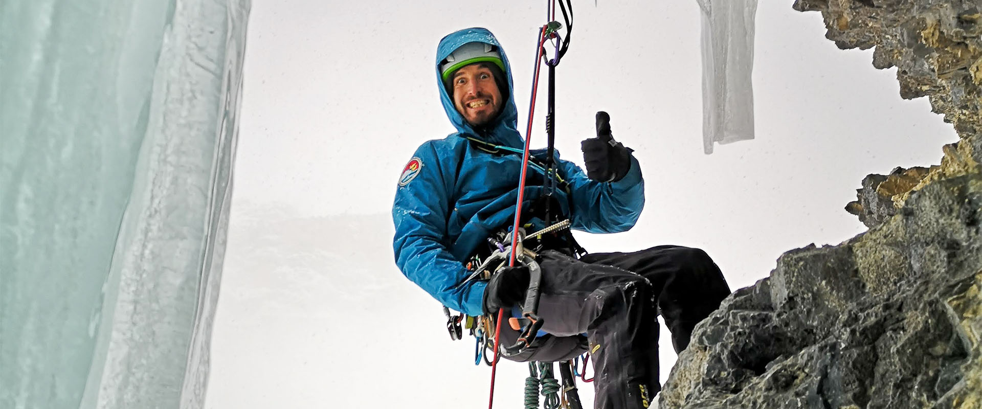 Abseilen beim Eisklettern mit verlängertem Anseilpunkt.