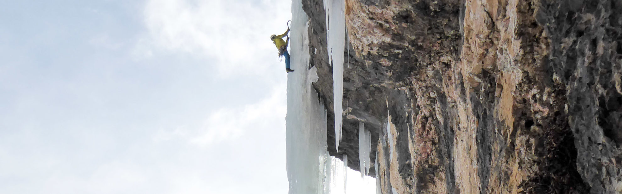 Eiskletterer in der Zauberflöte mit Bergführer klettern.